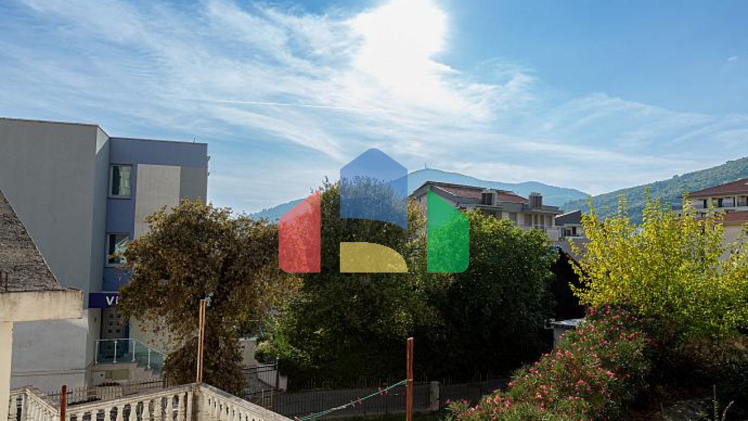 ПРОСТОРНАЯ, ПОЛНОСТЬЮ МЕБЛИРОВАННАЯ КВАРТИРА В БУДВЕ С ГАРАЖОМ И ЗАРЯДКОЙ TESLA