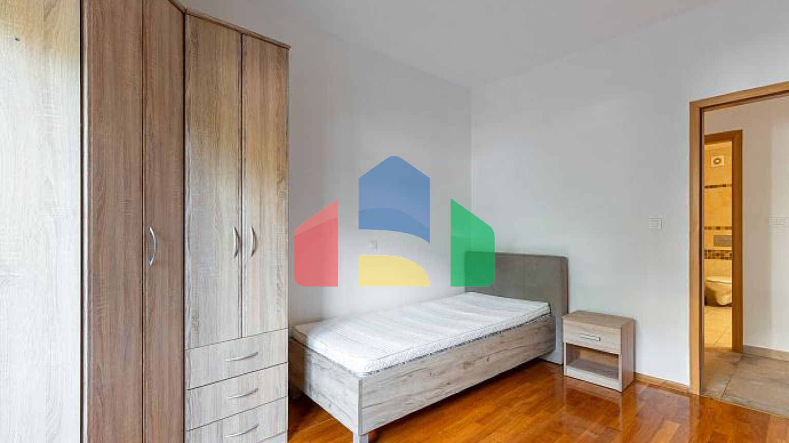 ПРОСТОРНАЯ, ПОЛНОСТЬЮ МЕБЛИРОВАННАЯ КВАРТИРА В БУДВЕ С ГАРАЖОМ И ЗАРЯДКОЙ TESLA