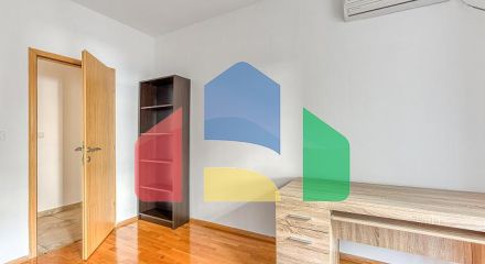 ПРОСТОРНАЯ, ПОЛНОСТЬЮ МЕБЛИРОВАННАЯ КВАРТИРА В БУДВЕ С ГАРАЖОМ И ЗАРЯДКОЙ TESLA