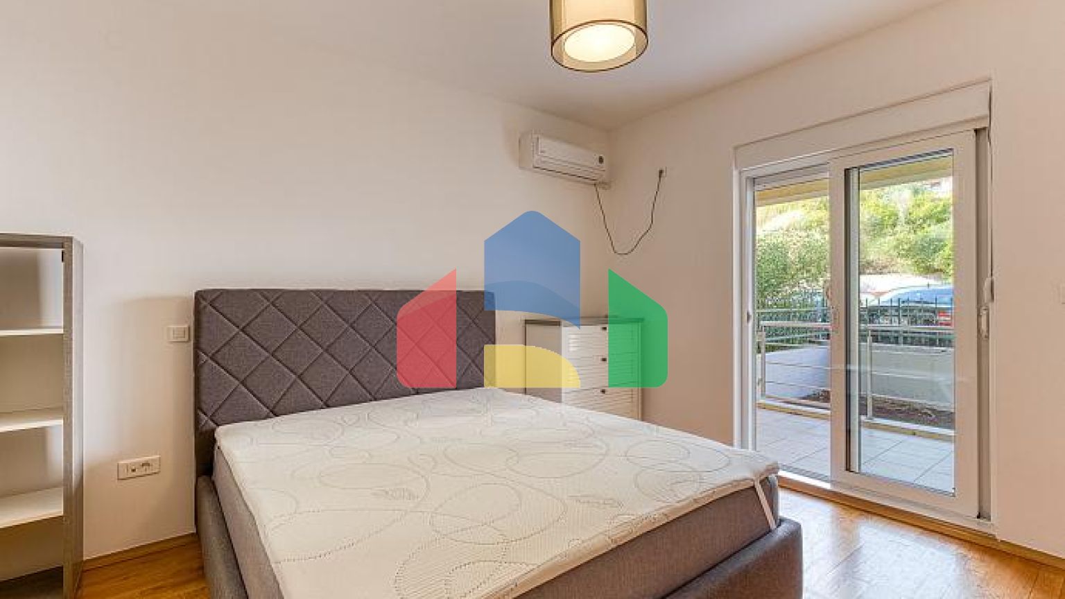 ПРОСТОРНАЯ, ПОЛНОСТЬЮ МЕБЛИРОВАННАЯ КВАРТИРА В БУДВЕ С ГАРАЖОМ И ЗАРЯДКОЙ TESLA