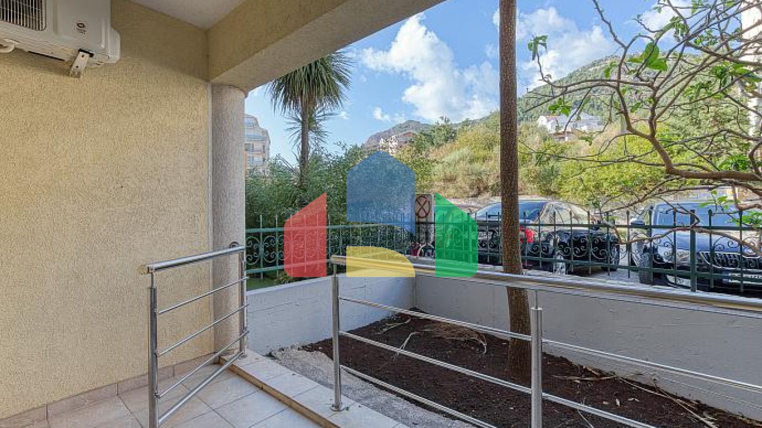 ПРОСТОРНАЯ, ПОЛНОСТЬЮ МЕБЛИРОВАННАЯ КВАРТИРА В БУДВЕ С ГАРАЖОМ И ЗАРЯДКОЙ TESLA