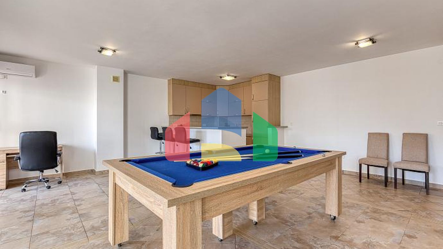 ПРОСТОРНАЯ, ПОЛНОСТЬЮ МЕБЛИРОВАННАЯ КВАРТИРА В БУДВЕ С ГАРАЖОМ И ЗАРЯДКОЙ TESLA