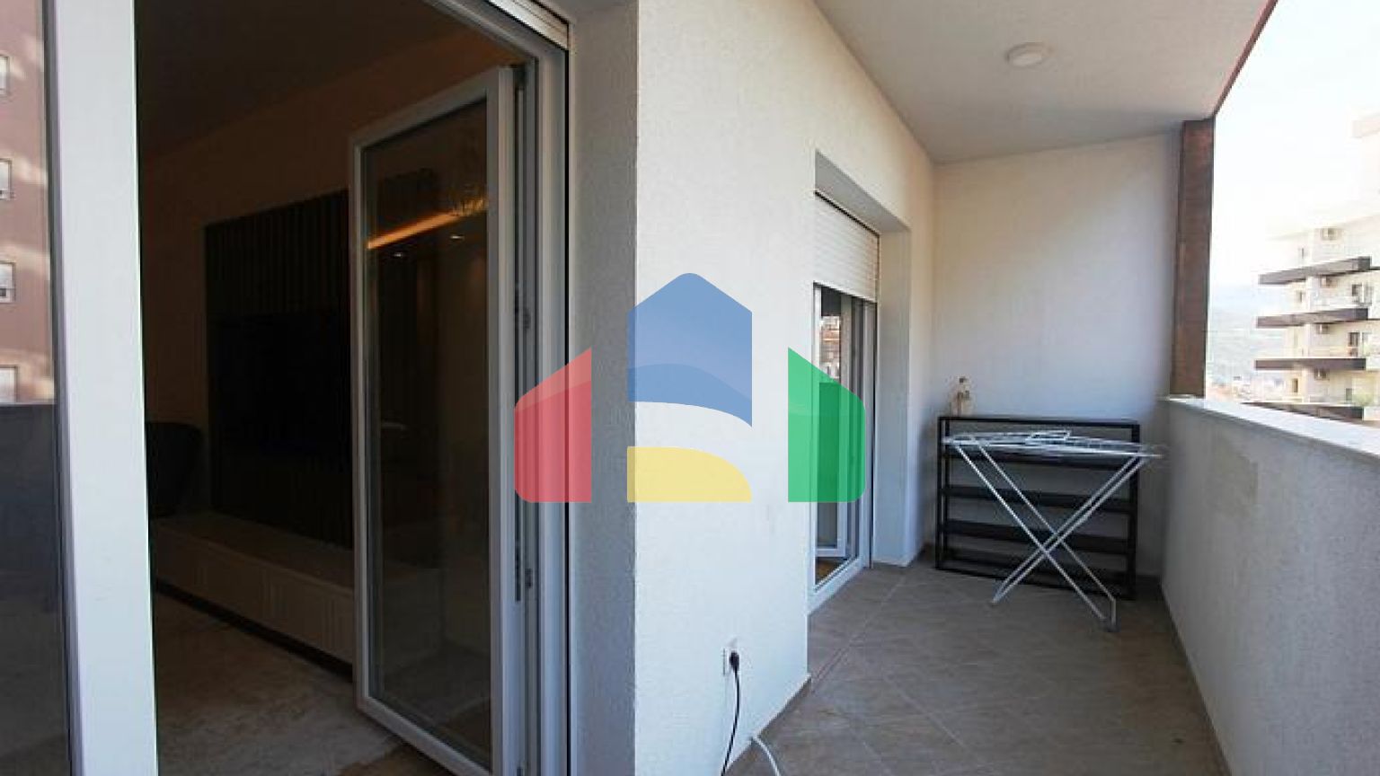 Квартира с тремя спальнями в новом комплексе в Будве