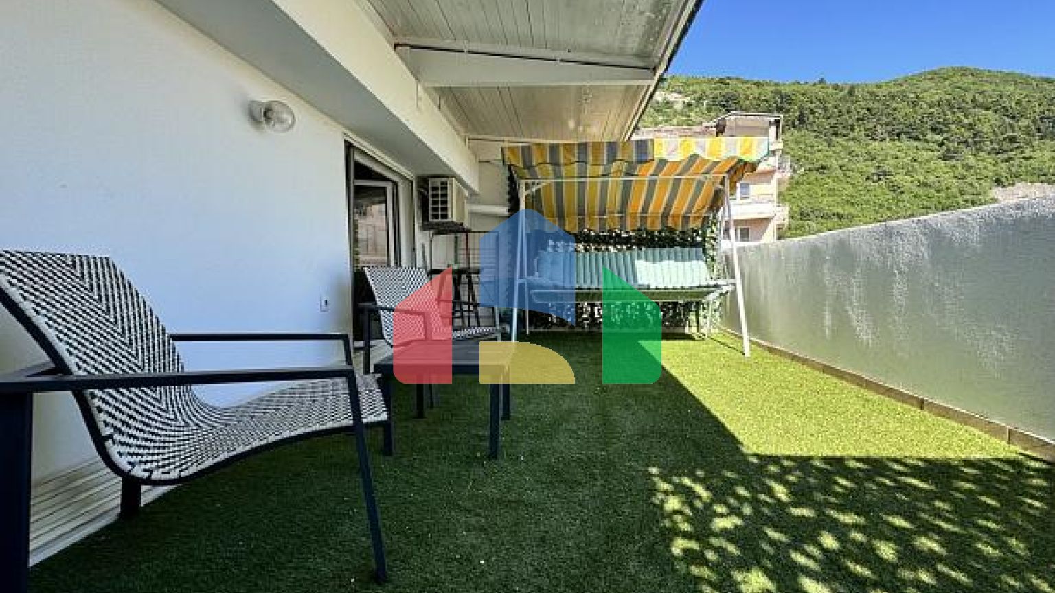 Двухкомнатная квартира с просторной террасой и собственным парковочным местом в тихой части Будвы.