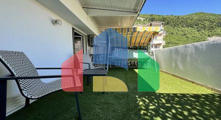 Двухкомнатная квартира с просторной террасой и собственным парковочным местом в тихой части Будвы.