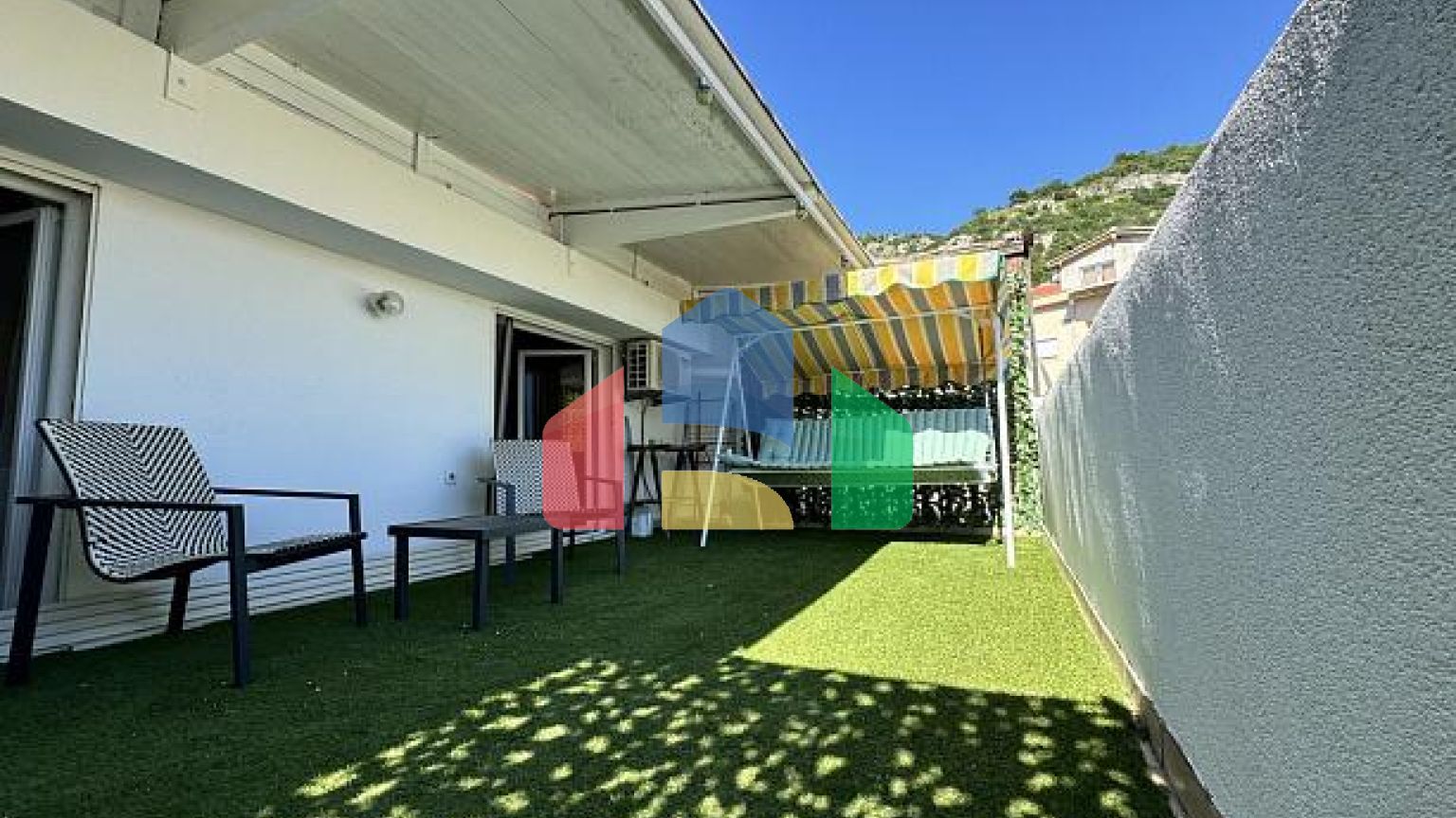 Двухкомнатная квартира с просторной террасой и собственным парковочным местом в тихой части Будвы.