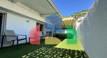 Двухкомнатная квартира с просторной террасой и собственным парковочным местом в тихой части Будвы.