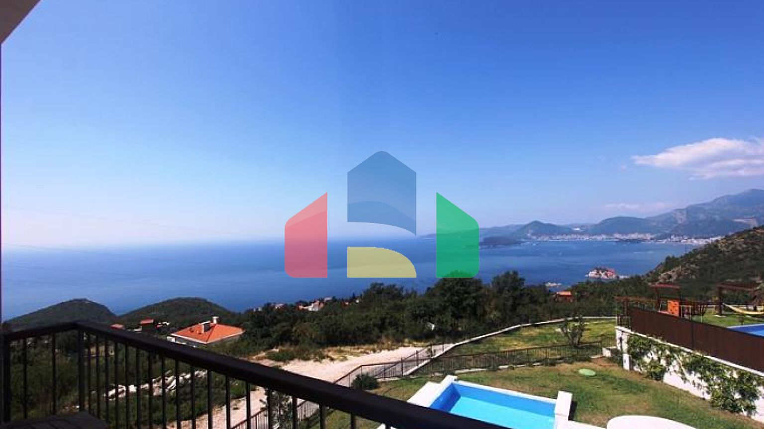 Вилла с бассейном в Будве