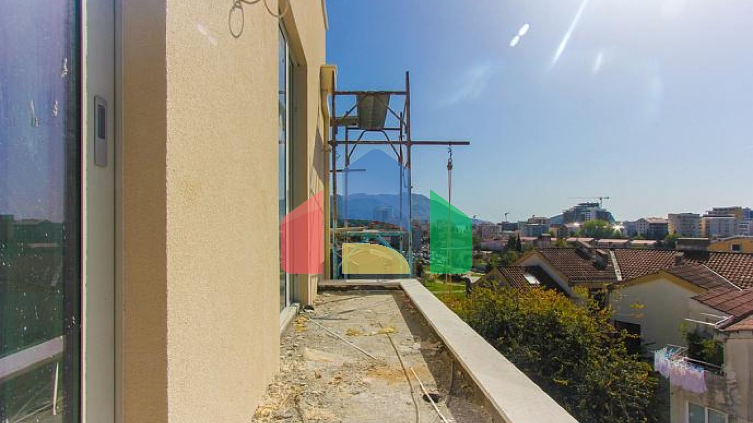 Квартиры в новом доме с 2 и 3 спальными комнатами и частичным видом на море