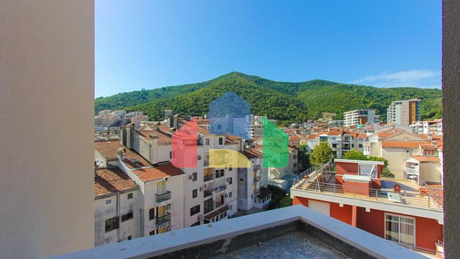 Квартиры в новом доме с 2 и 3 спальными комнатами и частичным видом на море