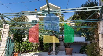 Просторный дом в Будве