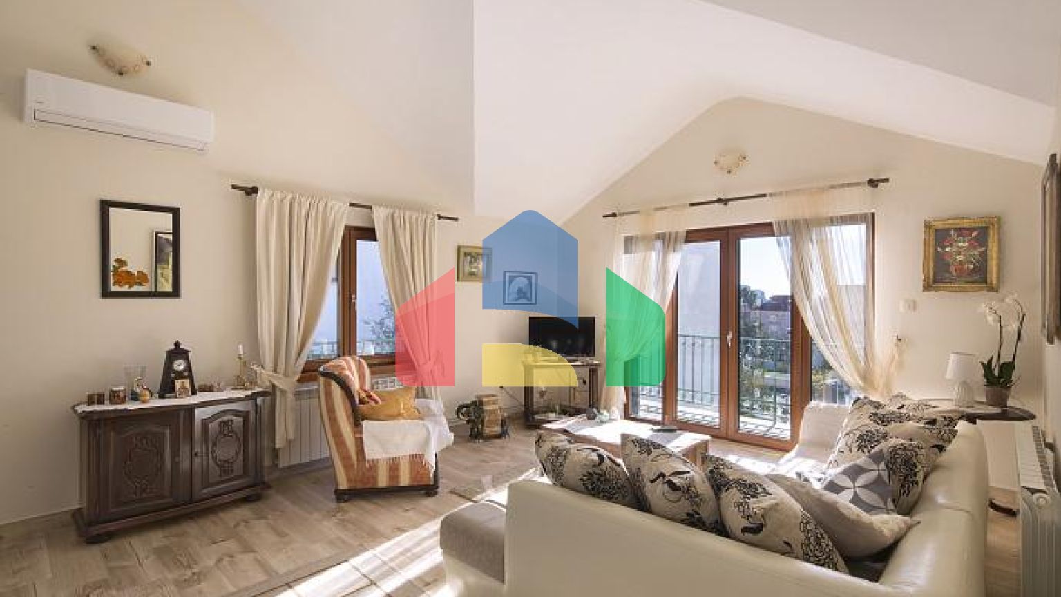 Просторный дом в Будве