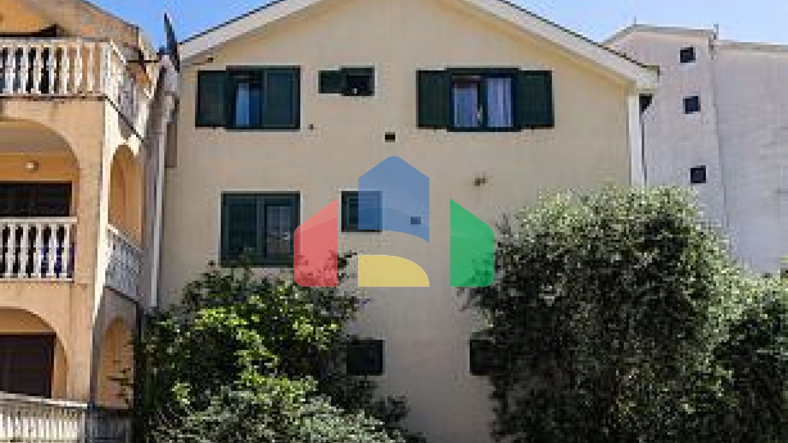 Просторный дом в Будве