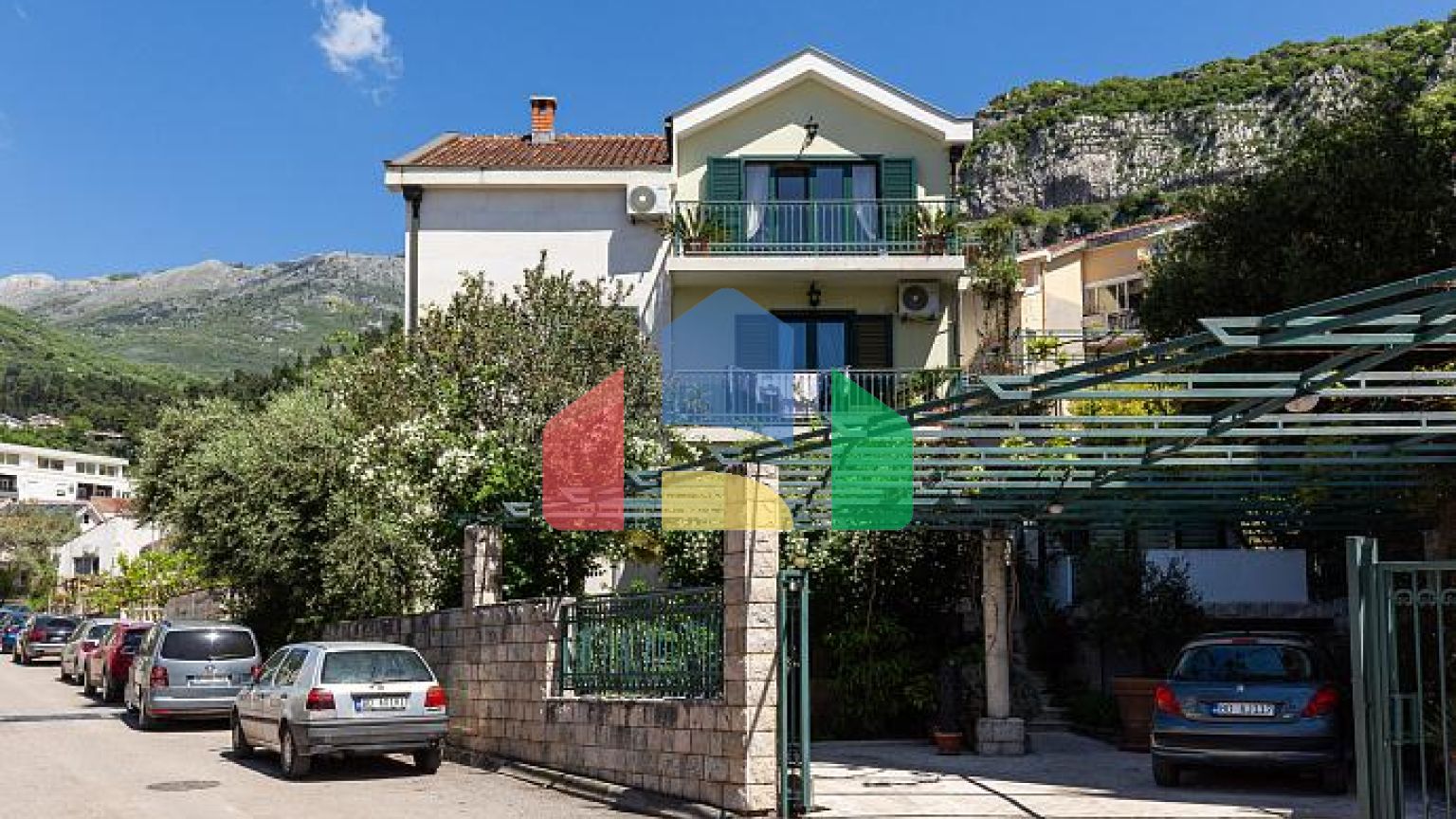 Просторный дом в Будве