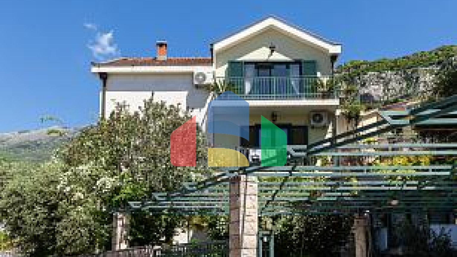 Просторный дом в Будве