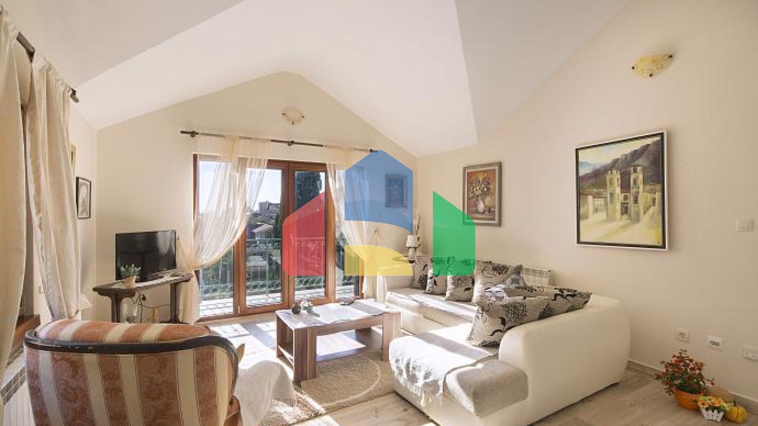 Просторный дом в Будве