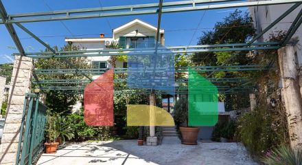 Просторный дом в Будве