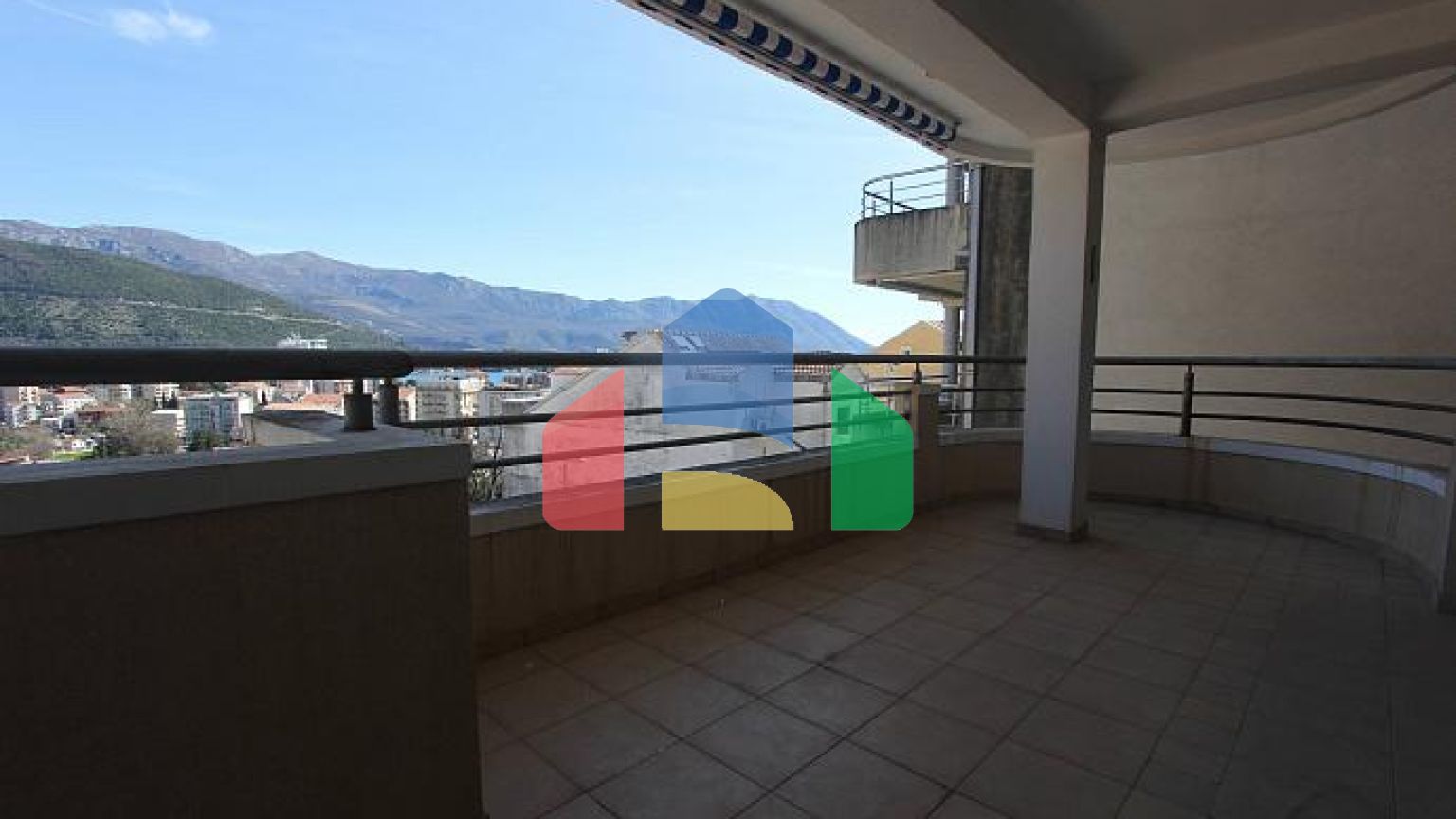 Двуспальная квартира в Будве с просторной террасой