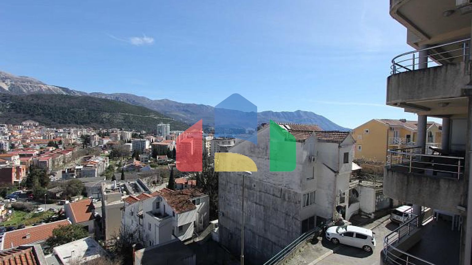 Двуспальная квартира в Будве с просторной террасой