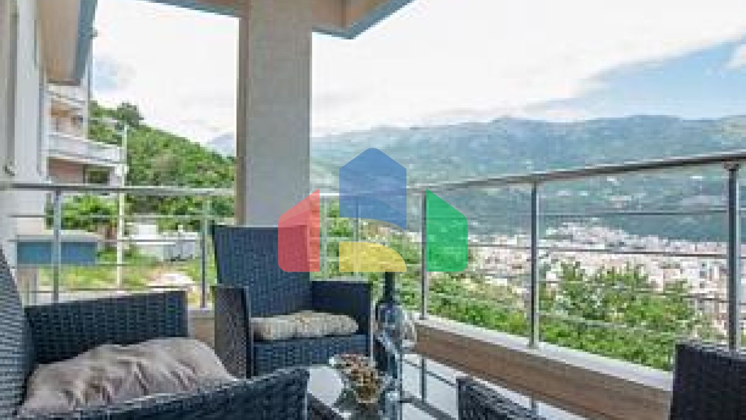 Просторная двухкомнатная квартира в Будве с видом на море