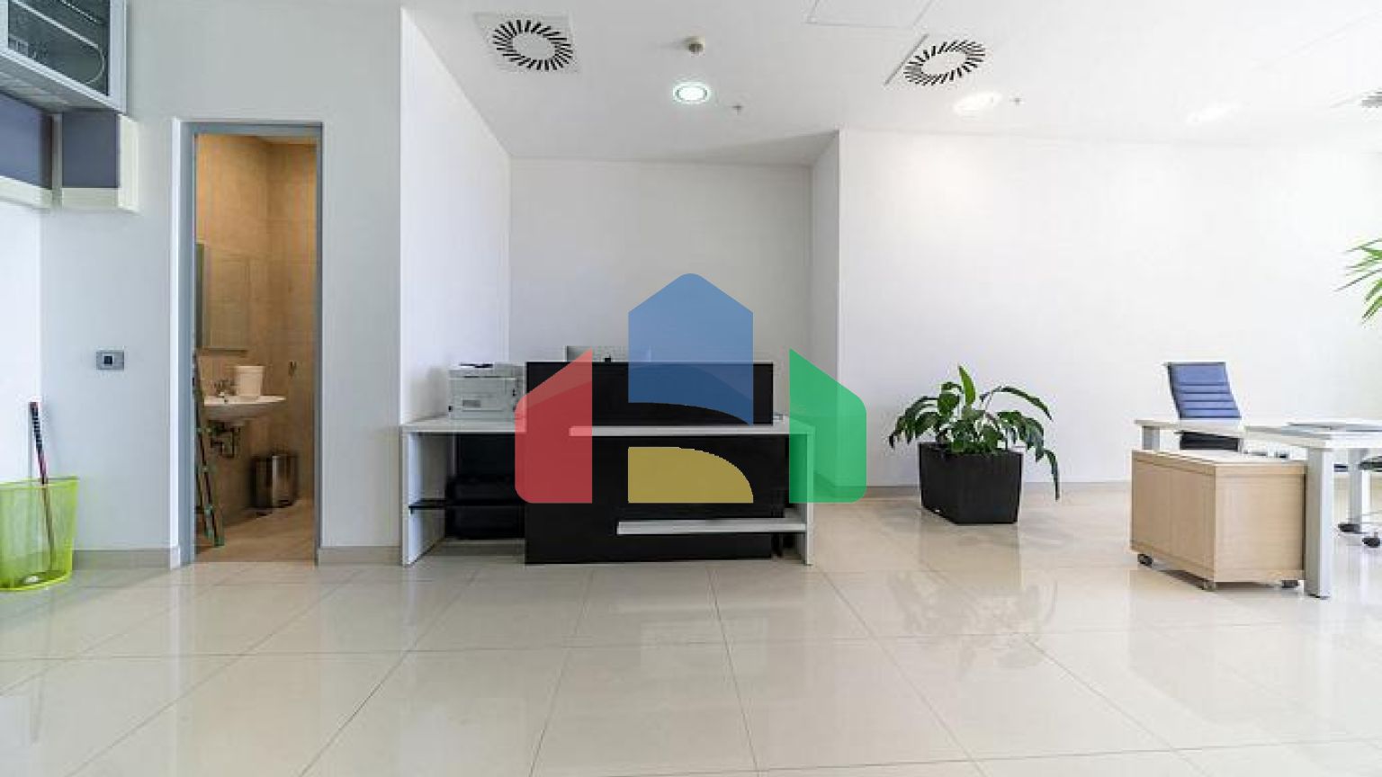 Современное офисное помещение в TQ Plaza Budva с видом на море