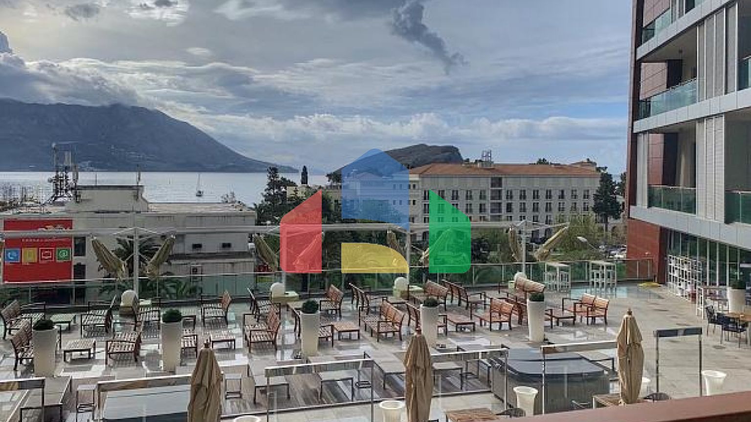 Современное офисное помещение в TQ Plaza Budva с видом на море