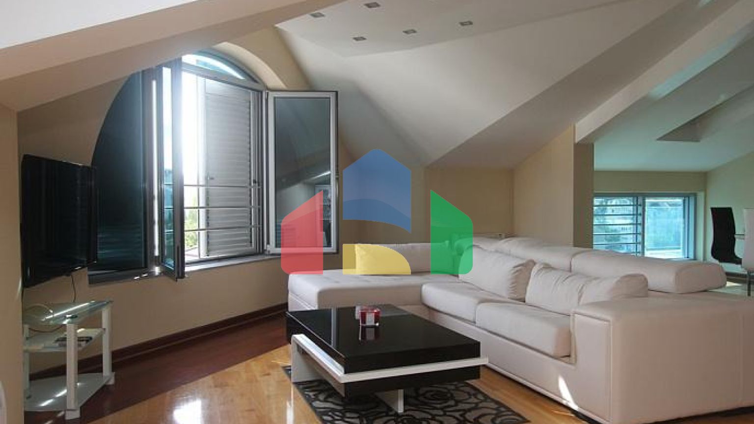 Просторная квартира в центре Будвы