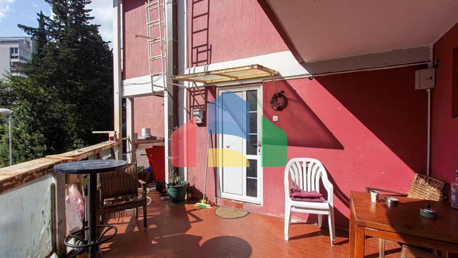 Трехкомнатная двухуровневая квартира в самом центре Будвы