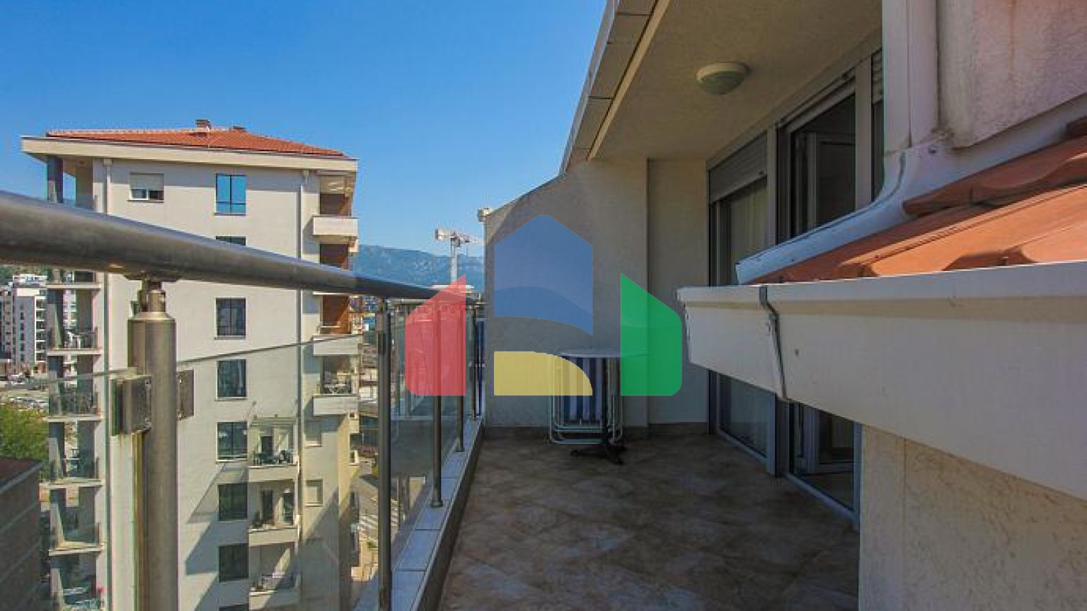 На продажу просторная квартира в Будве с видом на город