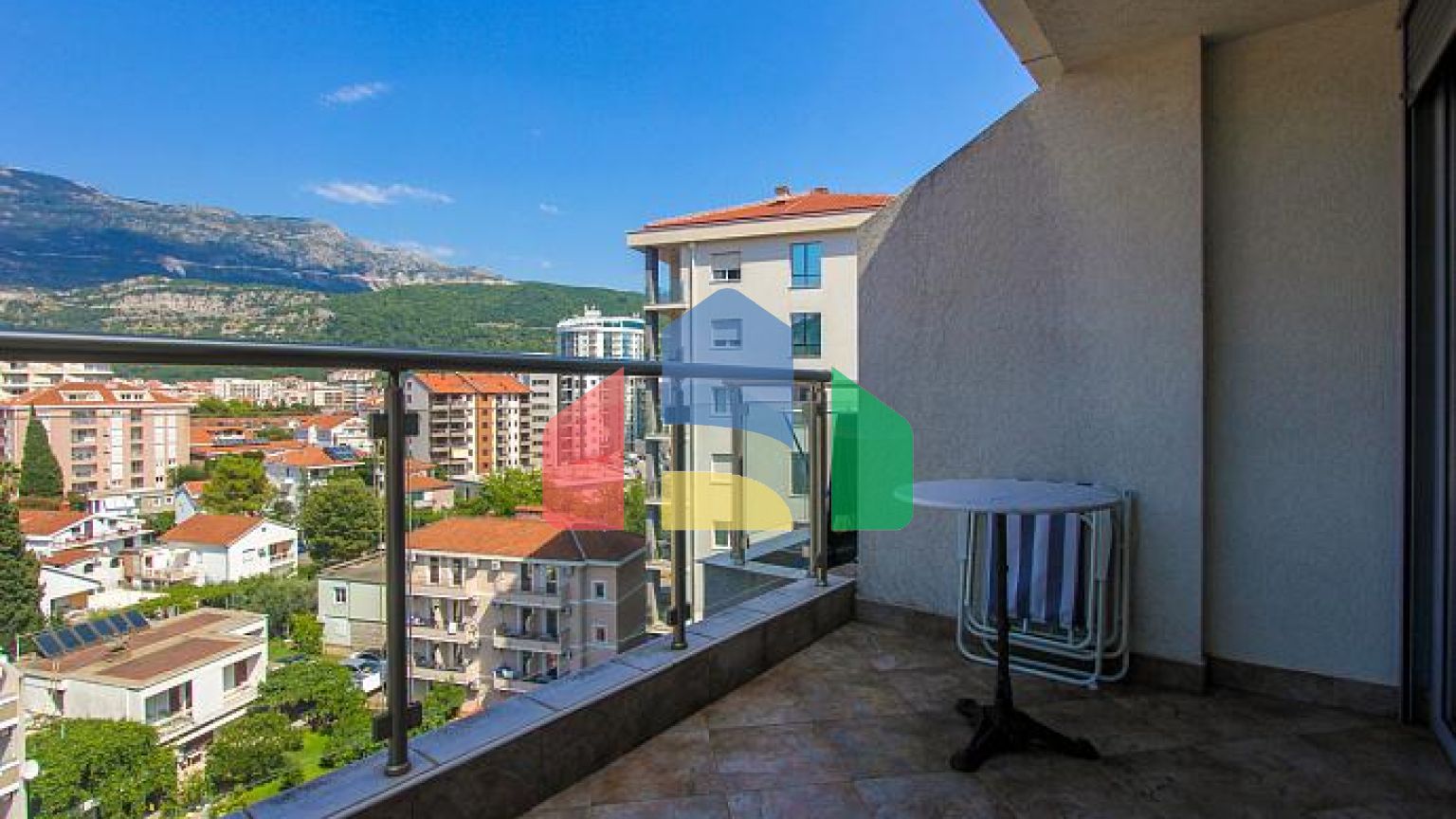 На продажу просторная квартира в Будве с видом на город