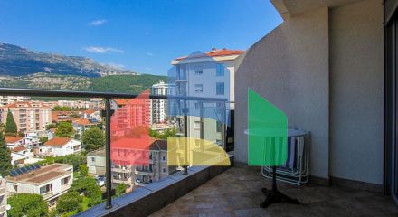 На продажу просторная квартира в Будве с видом на город