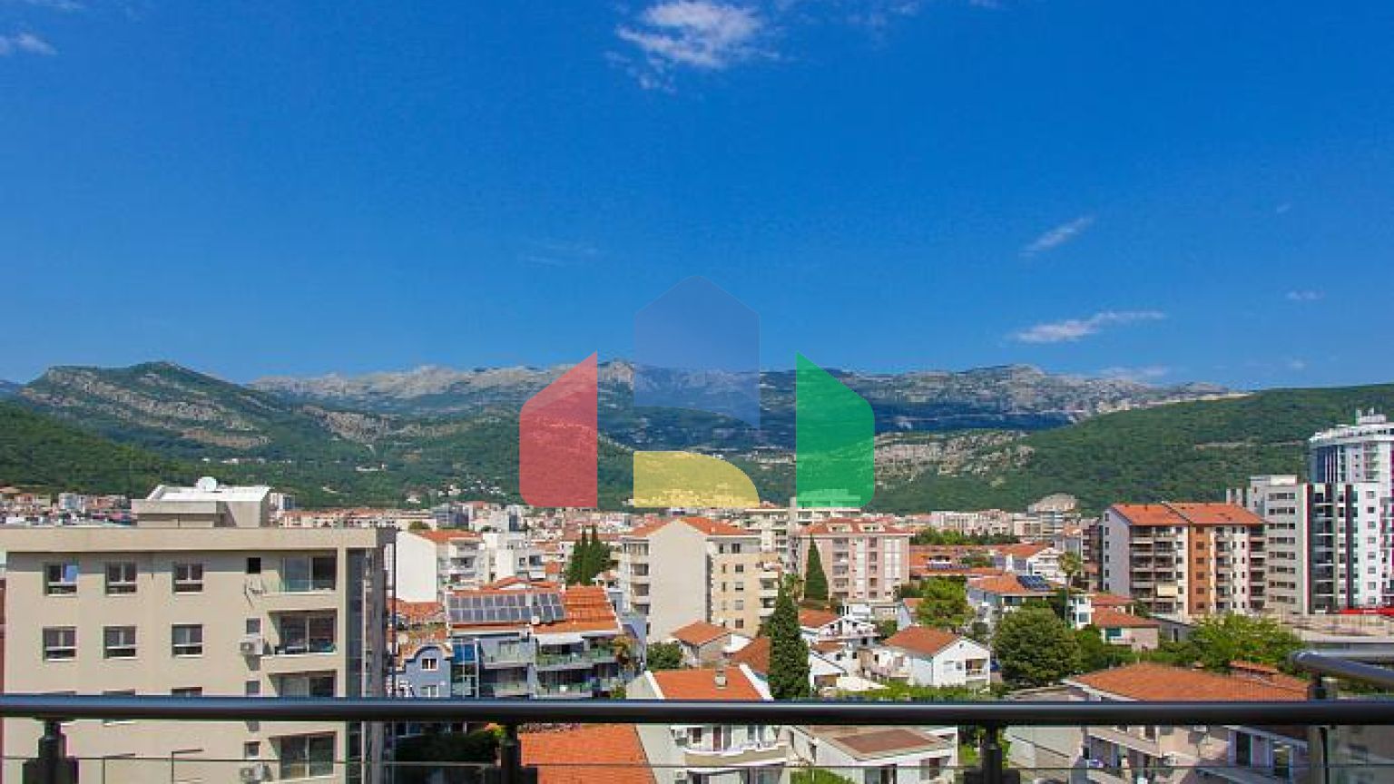 На продажу просторная квартира в Будве с видом на город