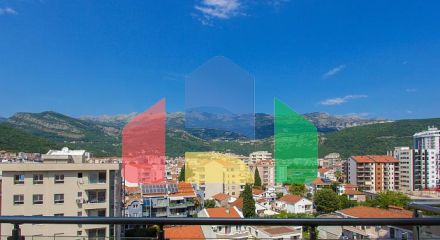 На продажу просторная квартира в Будве с видом на город