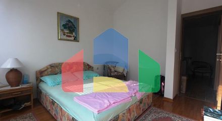 Две квартиры на втором этаже Две квартиры на втором этаже