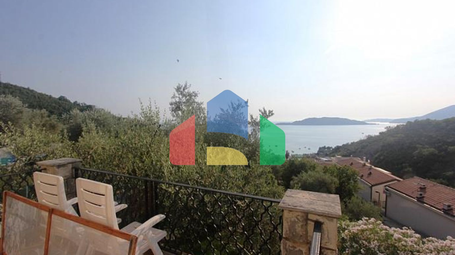 Две квартиры на втором этаже