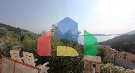 Две квартиры на втором этаже Две квартиры на втором этаже