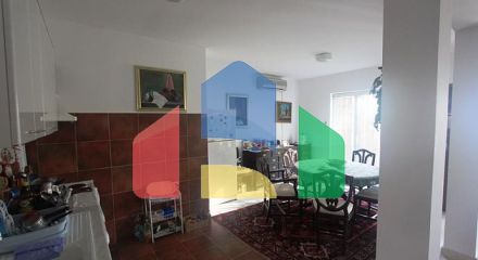 Две квартиры на втором этаже Две квартиры на втором этаже