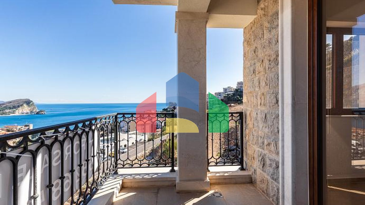 Светлая квартира с видом на море в Будве