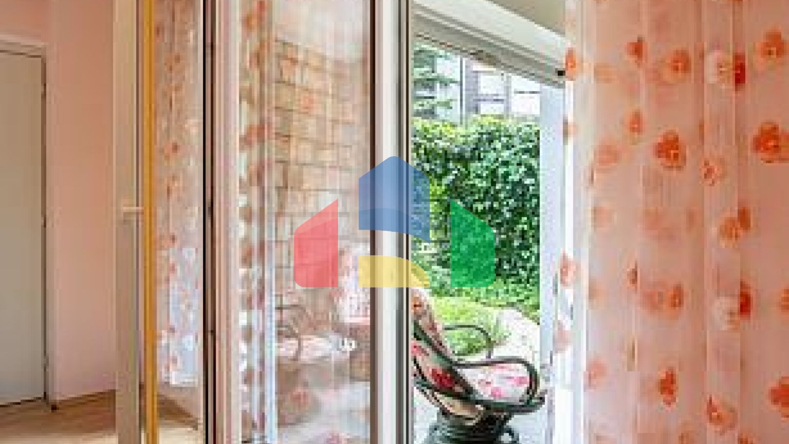 Квартира 80 м² с двумя спальными комнатами в Будве с участком