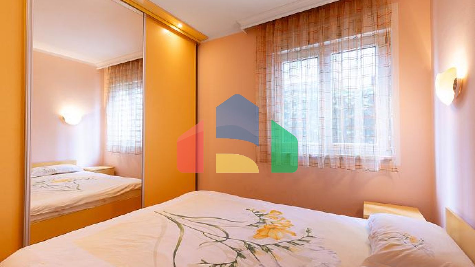 Квартира 80 м² с двумя спальными комнатами в Будве с участком