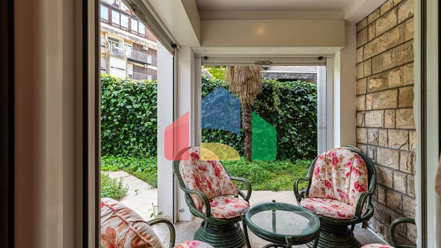 Квартира 80 м² с двумя спальными комнатами в Будве с участком