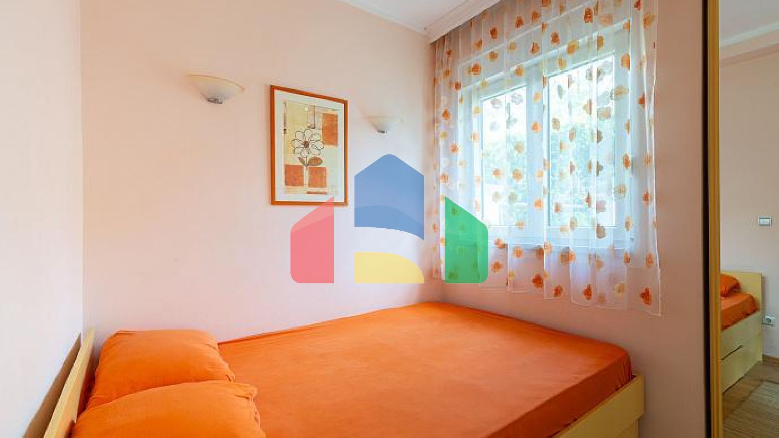 Квартира 80 м² с двумя спальными комнатами в Будве с участком