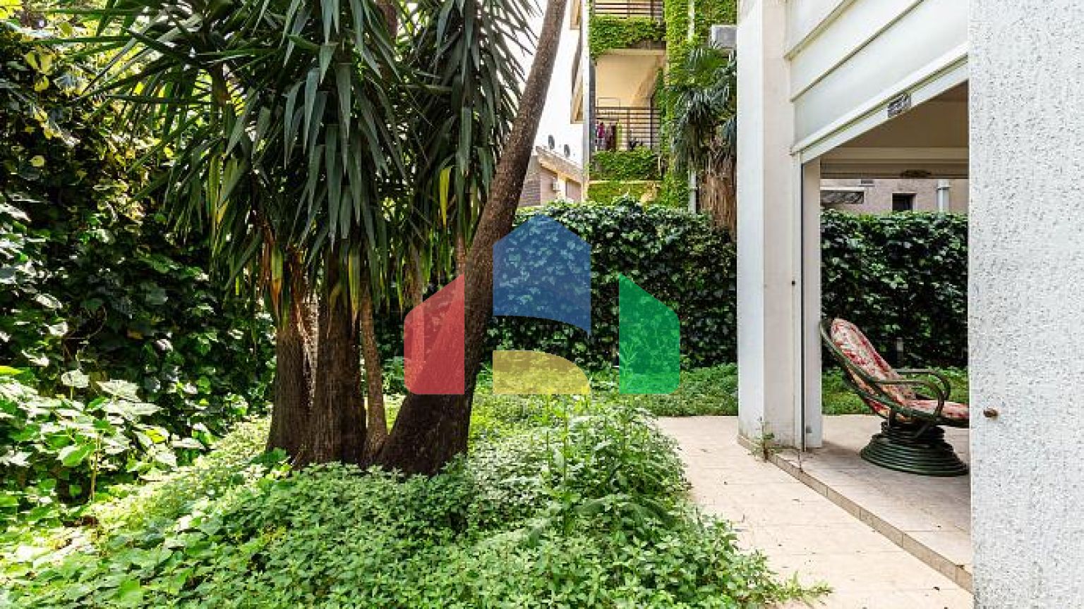 Квартира 80 м² с двумя спальными комнатами в Будве с участком