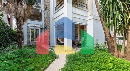 Квартира 80 м² с двумя спальными комнатами в Будве с участком