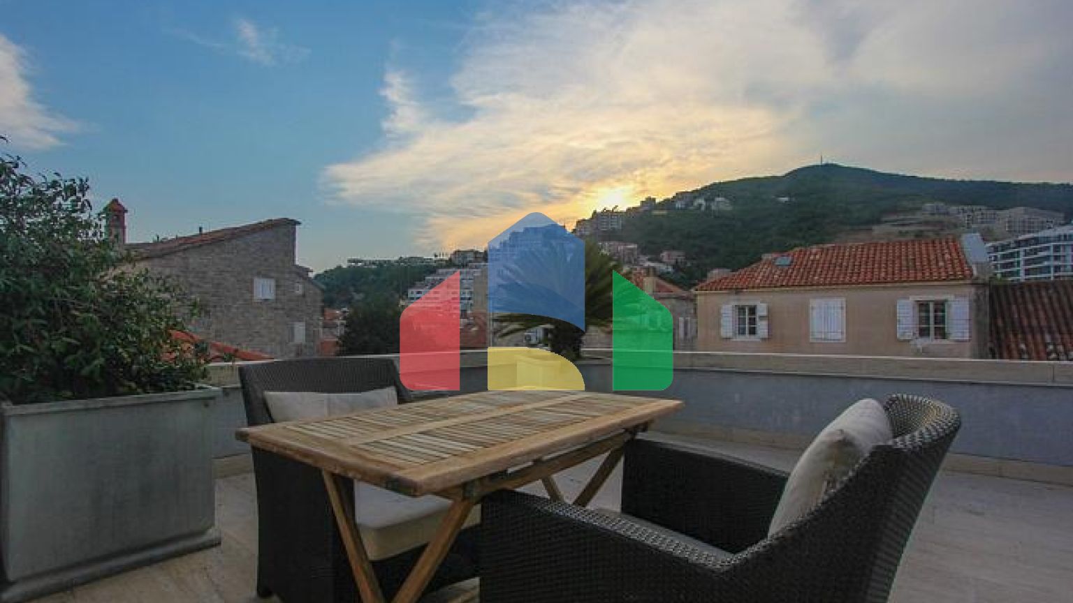 Очаровательная двухуровневая квартира в самом сердце старого города Будвы