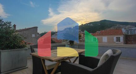 Очаровательная двухуровневая квартира в самом сердце старого города Будвы Очаровательная двухуровневая квартира в самом сердце старого города Будвы