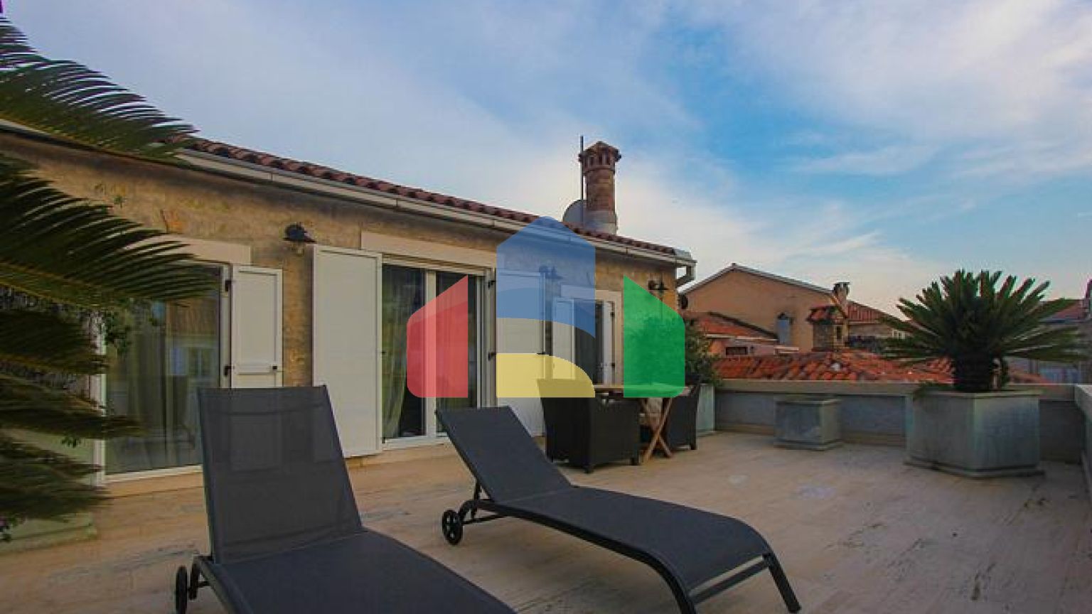 Очаровательная двухуровневая квартира в самом сердце старого города Будвы