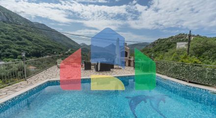 Дом с бассейном в Булярице с панорамным видом.