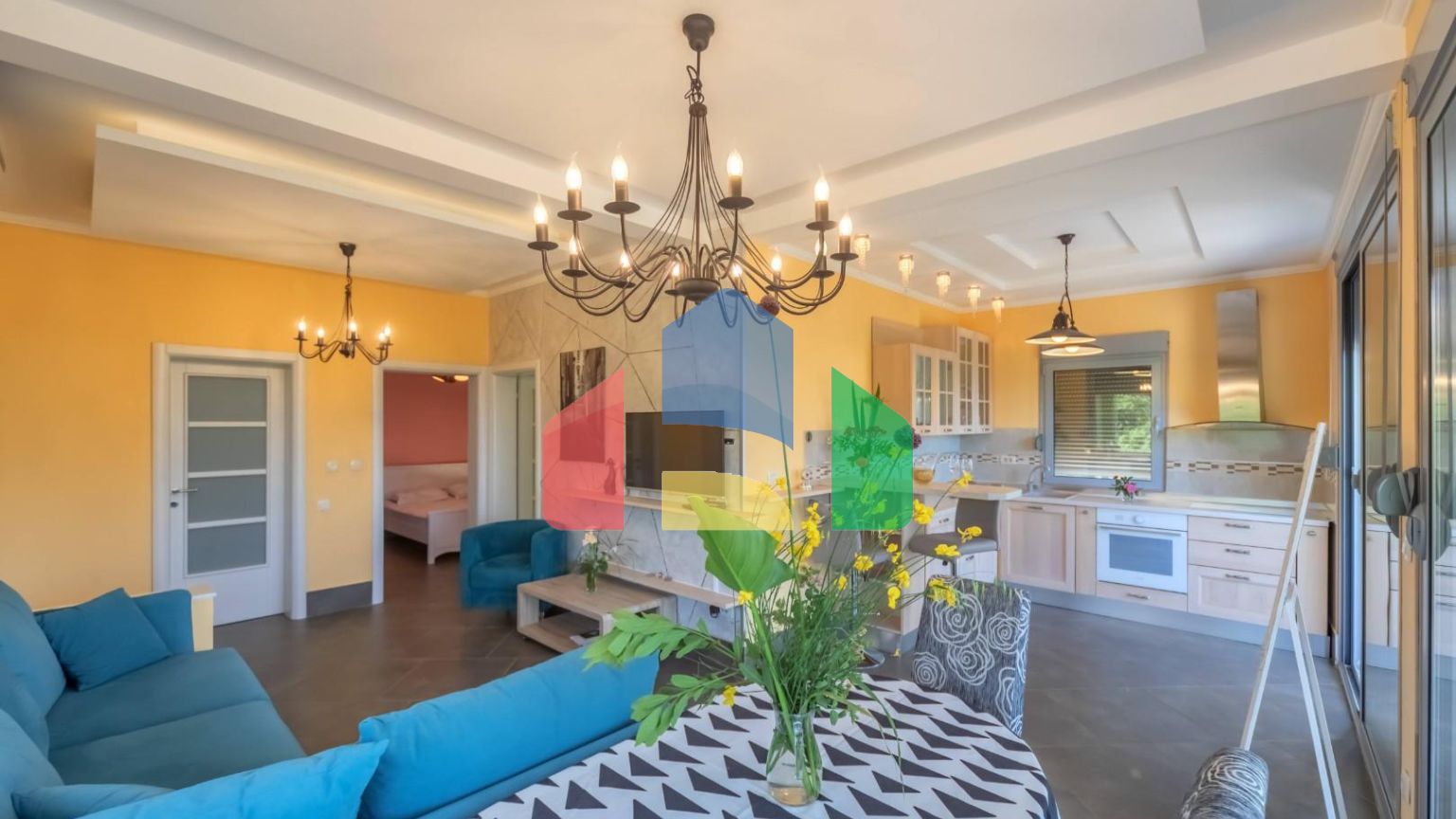 Дом с бассейном в Булярице с панорамным видом.