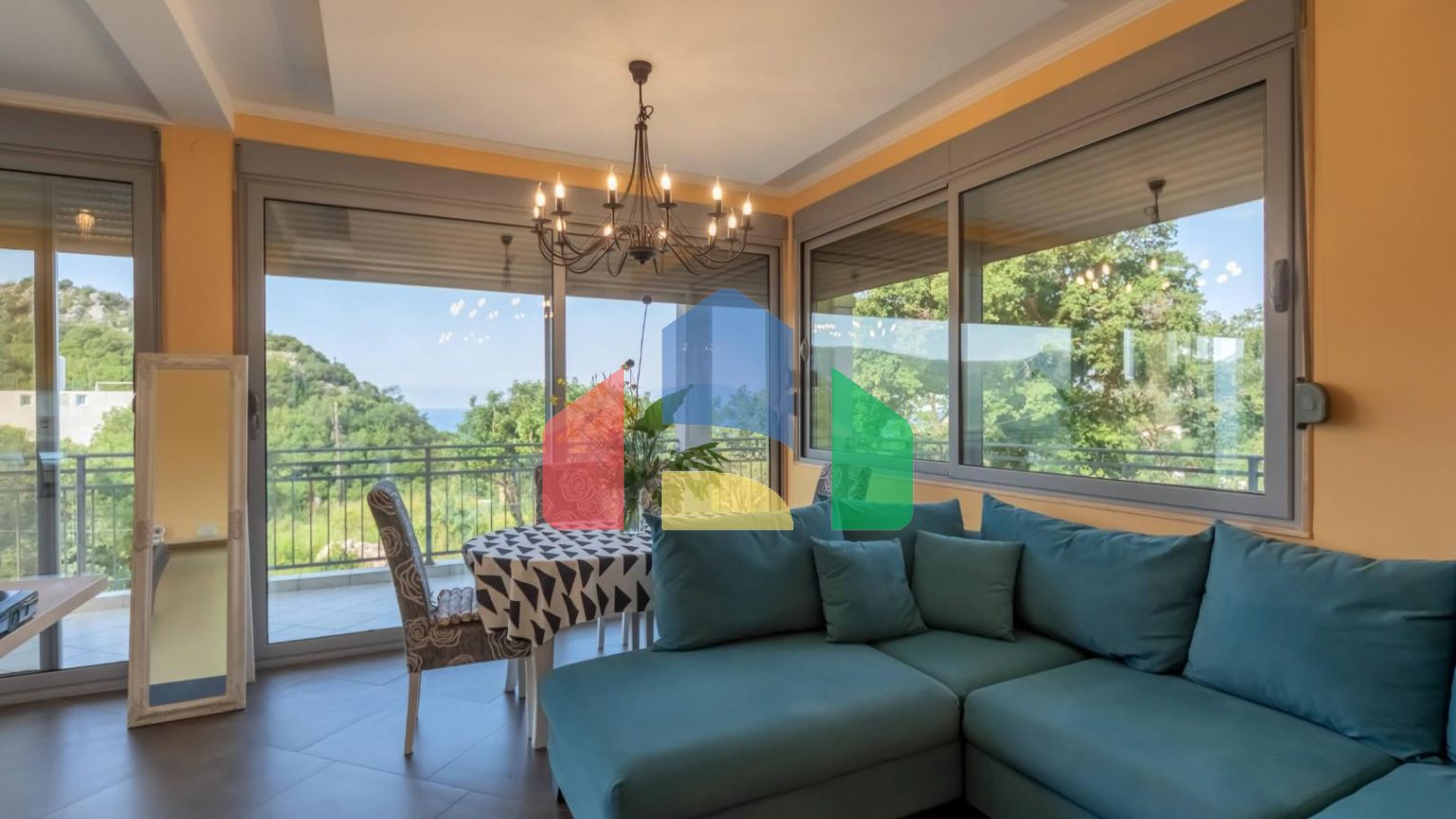 Дом с бассейном в Булярице с панорамным видом.